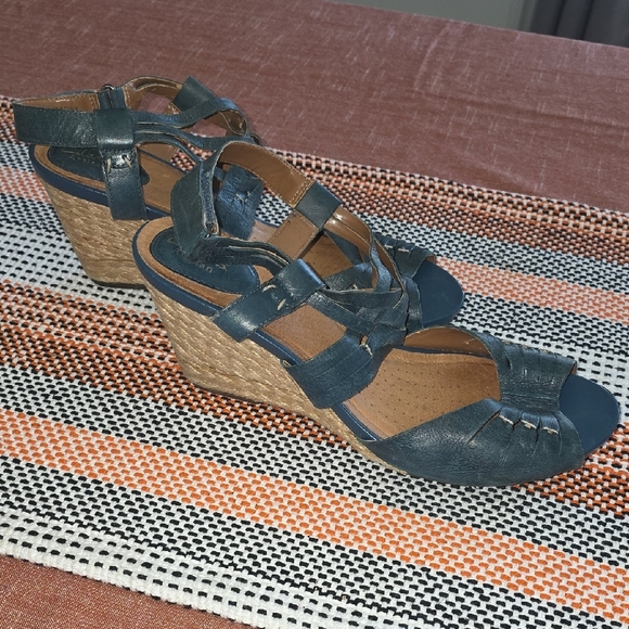 Clarks Navy and Tan Strappy Sandals - Picture 4 of 8